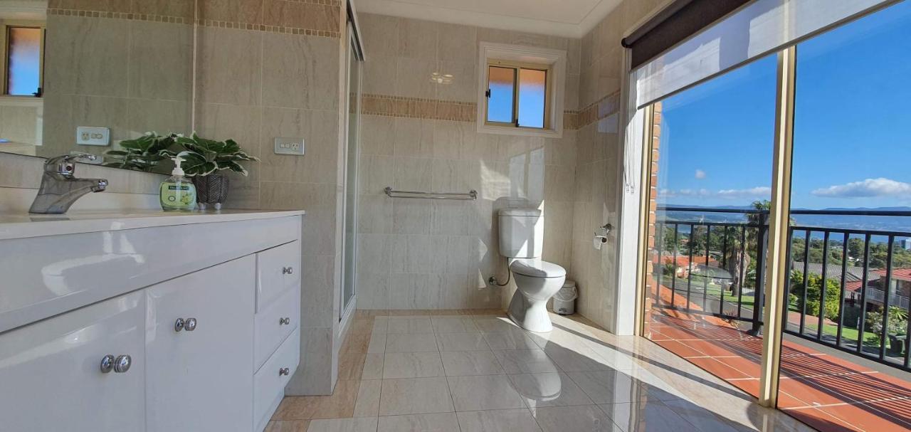 Shellharbour. Ocean, And Mountain View Holiday home Shellharbour