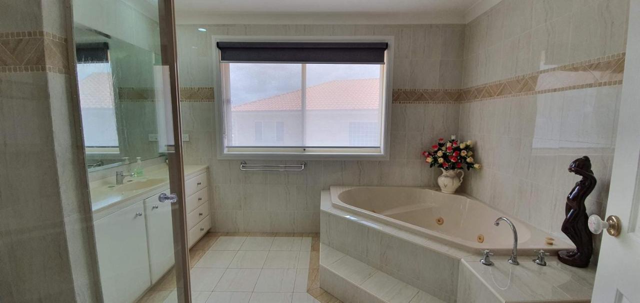 Holiday home Shellharbour. Ocean, And Mountain View *