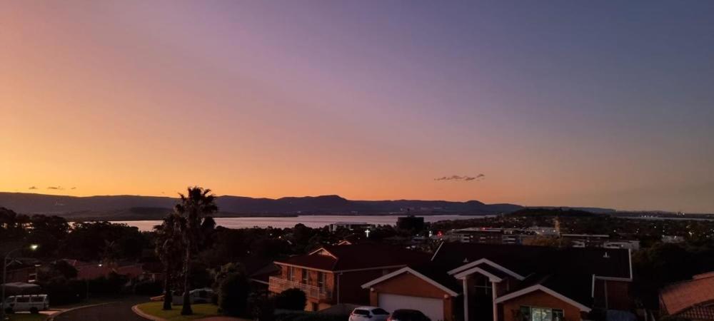 Shellharbour. Ocean, And Mountain View Holiday home